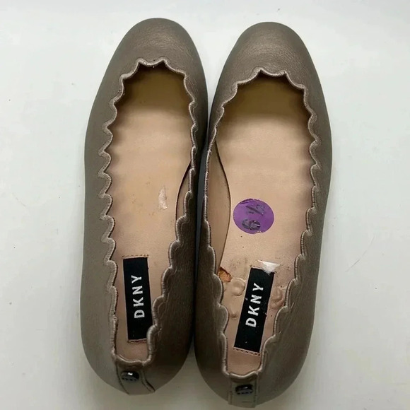 Women’s DKNY Metallic Gold Color Flats Size 6.5 Preowned - Picture 8 of 8